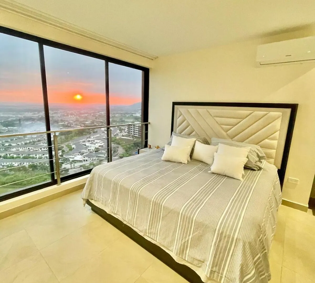 グアヤキルDepartamento Con Vista Panoramica, Parqueo, Piscinaアパートメント エクアドル
