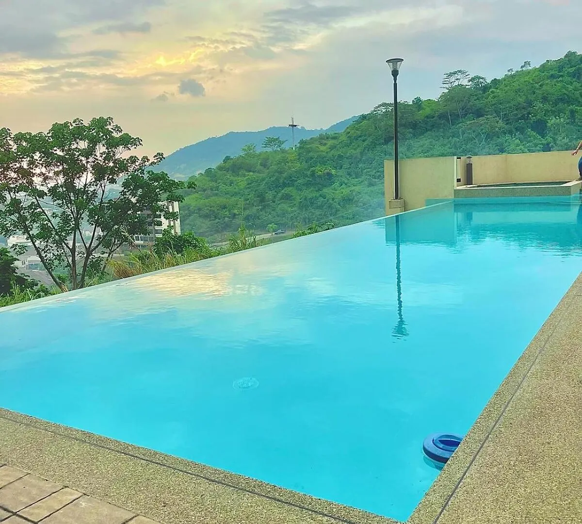グアヤキルDepartamento Con Vista Panoramica, Parqueo, Piscinaアパートメント アパート グアヤキル
