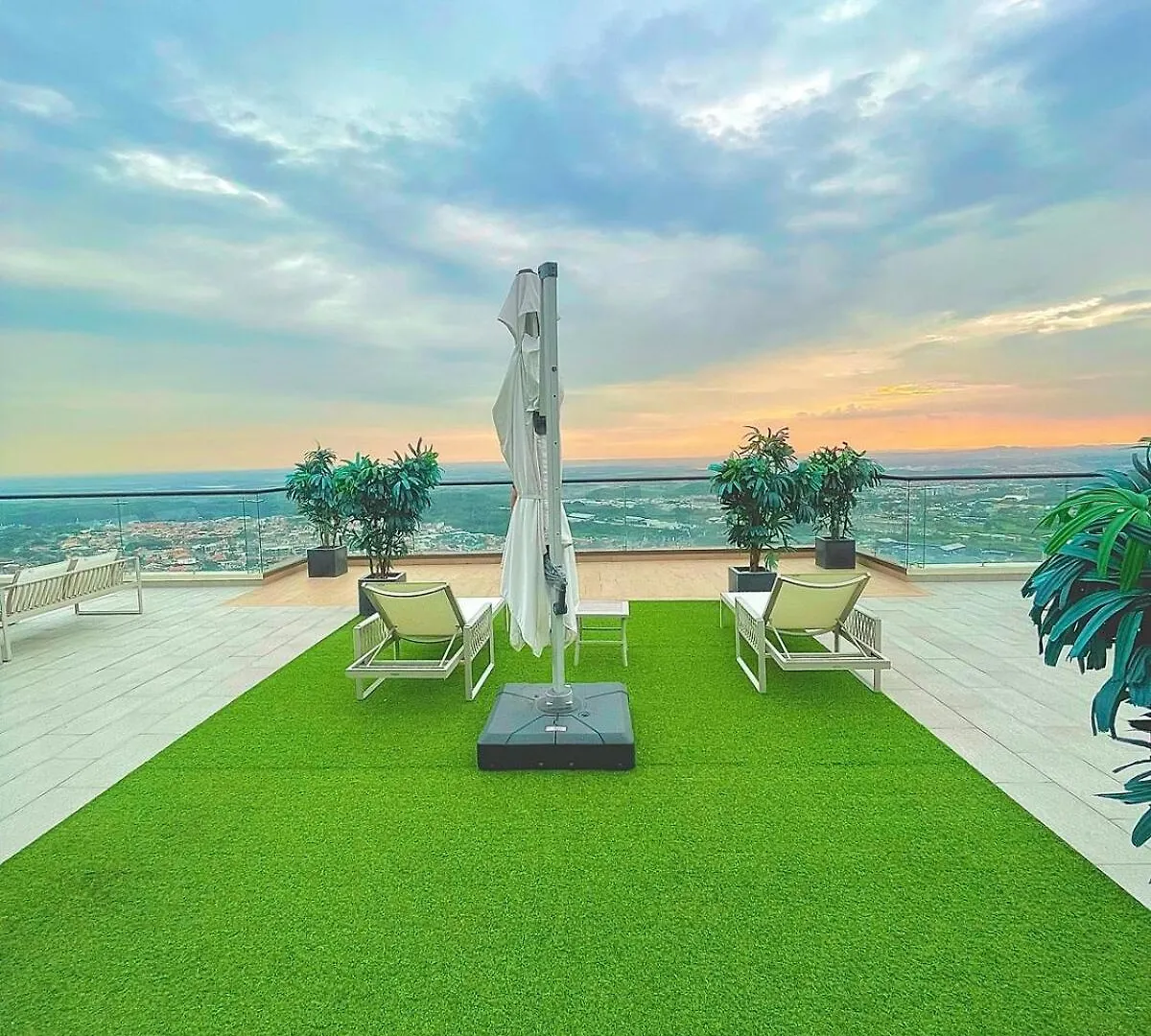 アパート グアヤキルDepartamento Con Vista Panoramica, Parqueo, Piscinaアパートメント