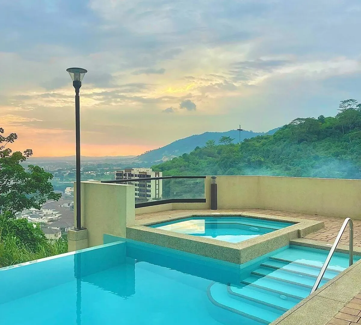 グアヤキルDepartamento Con Vista Panoramica, Parqueo, Piscinaアパートメント エクアドル